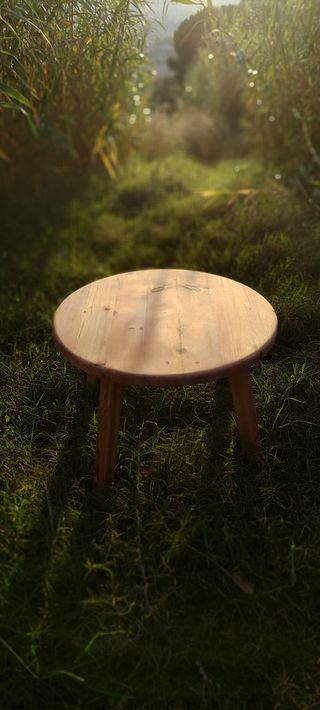 Mesita redonda de madera recuperada