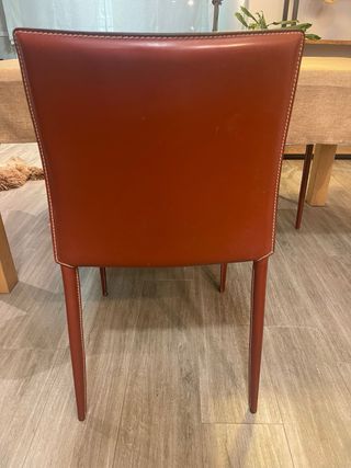 Sillas de cuero granates marca Pilma