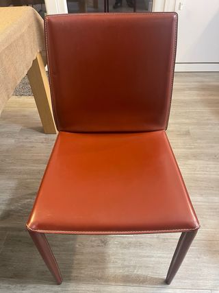 Sillas de cuero granates marca Pilma