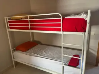 Litera blanca metálica