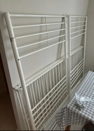 Litera blanca metálica