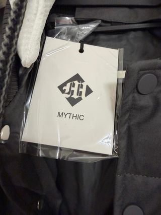 Giubbino nero con cappuccio bianco