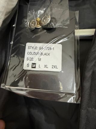 Giubbino nero con cappuccio bianco