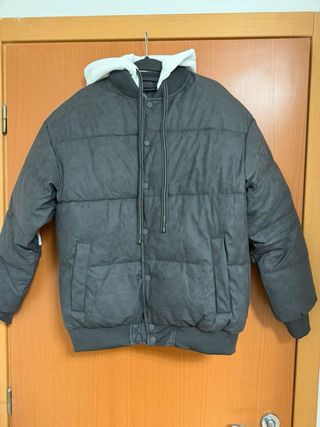 Giubbino nero con cappuccio bianco