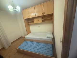 Cama con almacenaje de madera y colchones