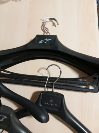 Lote 6 Perchas Alpinestars y otras marcas