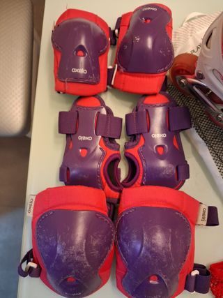 Pattini a rotelle rosa e bianchi con protezioni