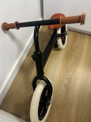 Bici de equilibrio infantil negra y Marrón