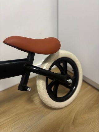 Bici de equilibrio infantil negra y Marrón