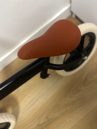 Bici de equilibrio infantil negra y Marrón