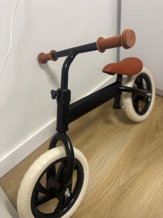 Bici de equilibrio infantil negra y Marrón