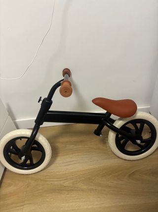 Bici de equilibrio infantil negra y Marrón