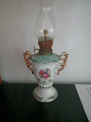 Quinque de porcelana vintage con figuras