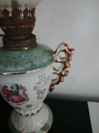 Quinque de porcelana vintage con figuras