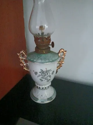 Quinque de porcelana vintage con figuras