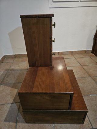 Mueble escalonado con cajones de madera