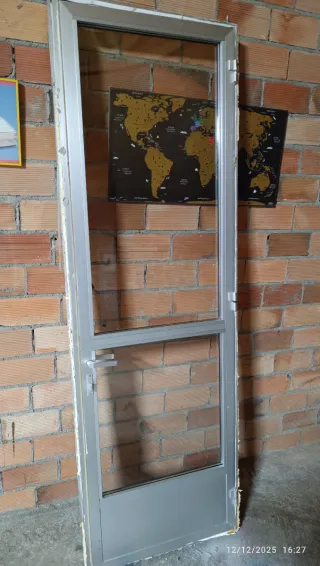 Puerta balconera de aluminio y cristal 8mm.