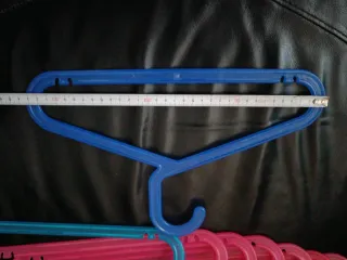 Lote de 14 perchas infantiles de plástico