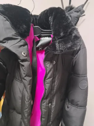 ABRIGO PRECIOSOS DESIGUAL NEGRO INTERIOR ROSA