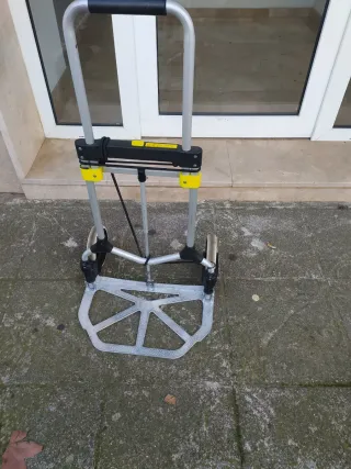 Carro plegable de metal y plástico