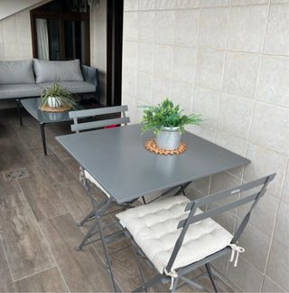 Mesa y sillas de exterior grises