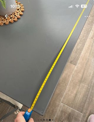 Mesa y sillas de exterior grises