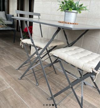 Mesa y sillas de exterior grises