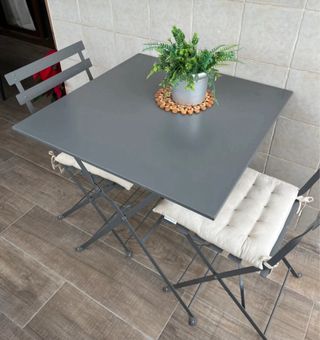 Mesa y sillas de exterior grises