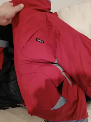 Chaqueta de nieve roja y gris