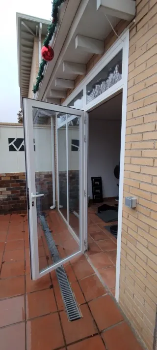 Cierre de aluminio con puerta