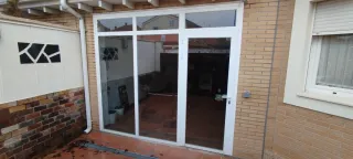 Cierre de aluminio con puerta