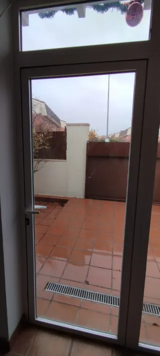 Cierre de aluminio con puerta