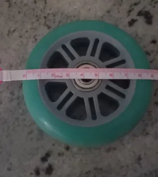 Rueda de patinete color verde.