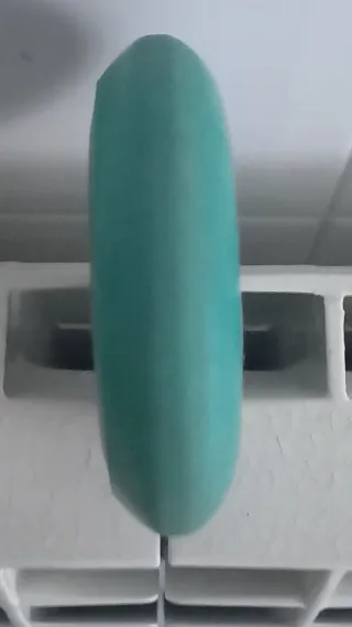 Rueda de patinete color verde.