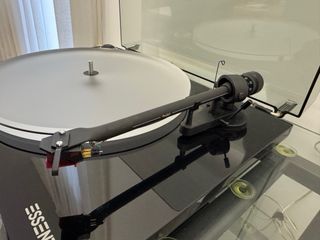 Pro-Ject Essential III Piano Black +Ortofon 2M RED