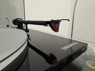 Pro-Ject Essential III Piano Black +Ortofon 2M RED
