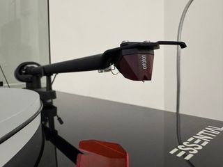 Pro-Ject Essential III Piano Black +Ortofon 2M RED