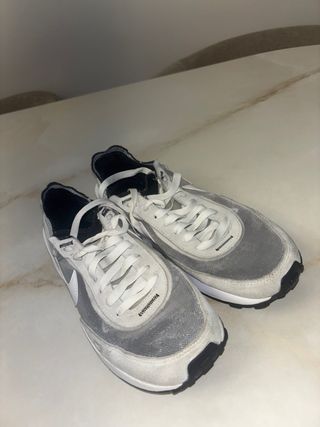 Zapatilla Nike Gris y Blanca