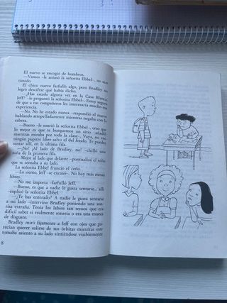 Hay un chico en el baño de las chicas (Spanish ...