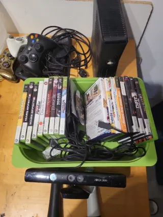 Xbox 360 Kinect, 4 Mandos, 2 Micrófonos, 20 Juegos