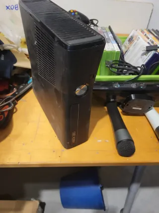 Xbox 360 Kinect, 4 Mandos, 2 Micrófonos, 20 Juegos