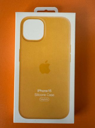Cover iPhone 15 in silicone Sunny Color originale