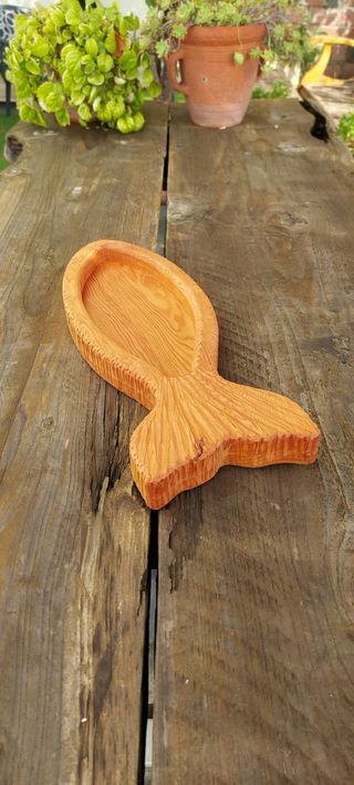 Bandeja decorativa de madera con forma de pez