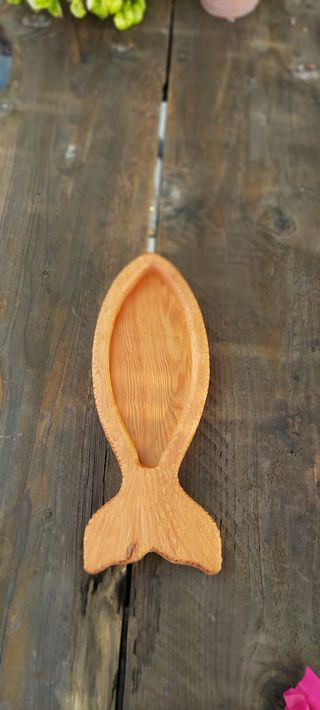 Bandeja decorativa de madera con forma de pez