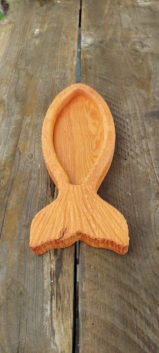 Bandeja decorativa de madera con forma de pez