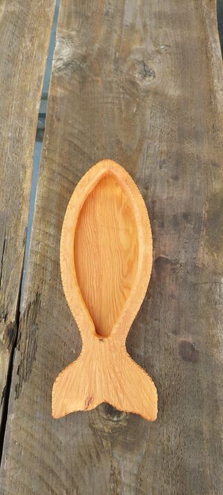 Bandeja decorativa de madera con forma de pez