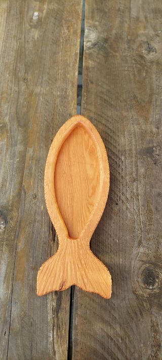 Bandeja decorativa de madera con forma de pez