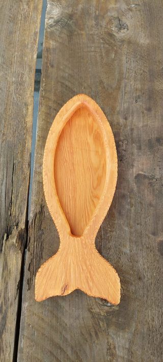 Bandeja decorativa de madera con forma de pez