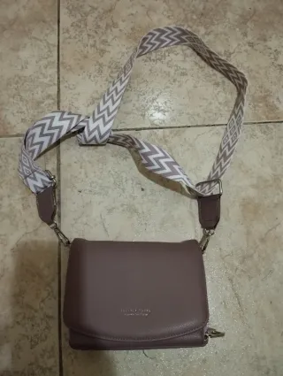 Bolso bandolera con correa geométrica