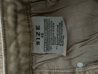 Pantalón beige con flecos